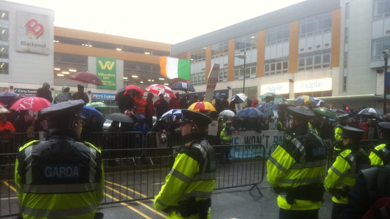 Agóidithe ceansaithe ag ráillí sa Linn Dhubh áit a raibh an Taoiseach ag fógairt 120 post nua.