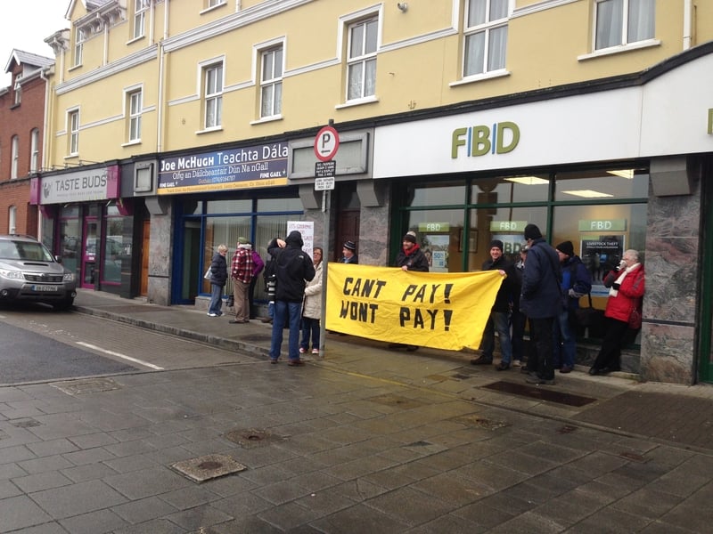 Agóidithe ag Oifig Dáilcheantair an Aire Stáit Joe McHugh i Leitir Ceanainn inniu. Beidh siad ann thar oíche go dtí meán lae amárach.