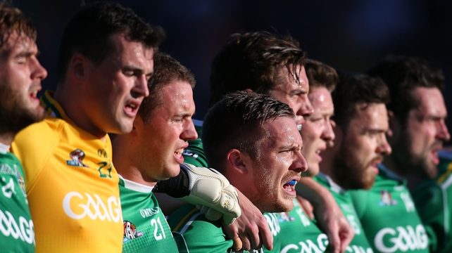 The Ireland team sing the national anthem before throw-in