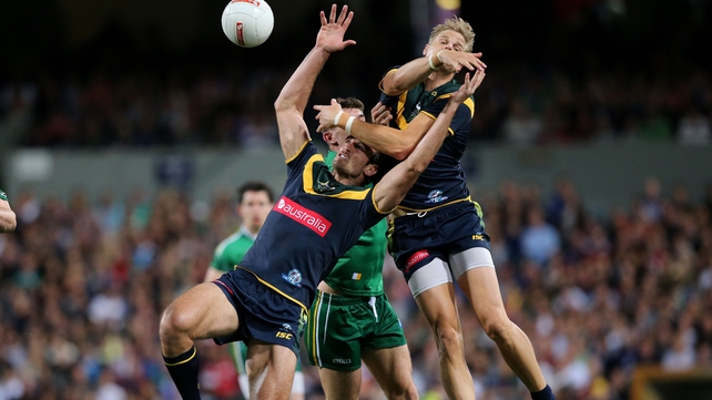 Jobe Watson and Nick Riewoldt get the better of Sean Cavanagh