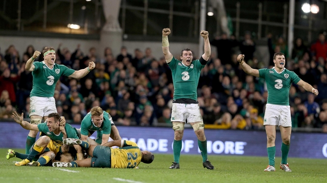 Tommy Bowe, Ian Madigan, Jamie Heaslip, Peter O'Mahony and Robbie Henshaw celebrate at the full-time whistle