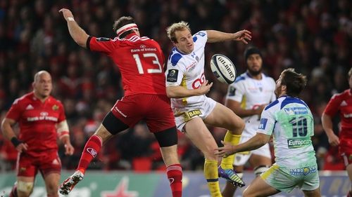 Munster's Pat Howard and Nick Abendanon of ASM Clermont Auvergne clash during the game