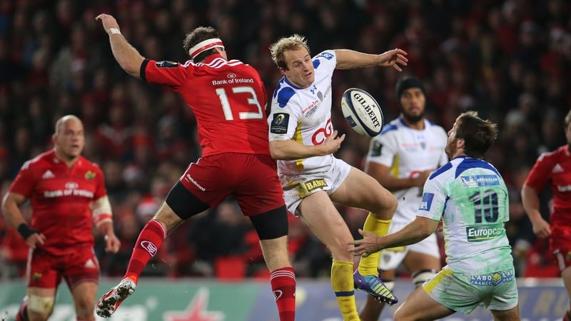 Munster's Pat Howard and Nick Abendanon of ASM Clermont Auvergne clash during the game