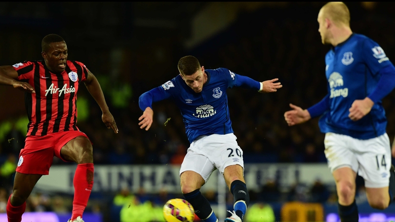 Ross Barkley shoots to score Everton's opening goal