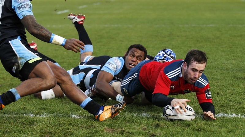 Munster's JJ Hanrahan scores a try despite Warriors' Josh Strauss and Leone Nakarawa