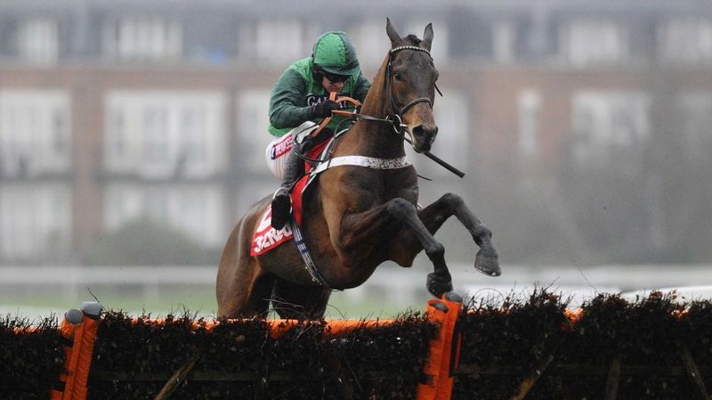 L'Ami Serge and Barry Geraghty winning the Tolworth Hurdle in January 2015