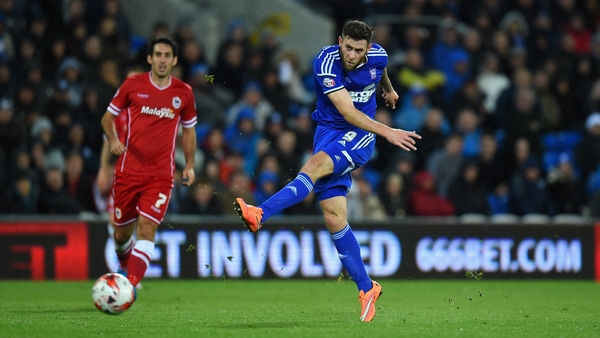Daryl Murphy kept Ipswich on course for automatic promotion as he added to his impressive goal tally in the Championship