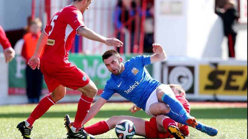 Eoin Bradley in action for Glenavon against Cliftonville