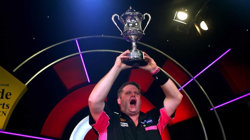 Scott Mitchell celebrates with the BDO trophy