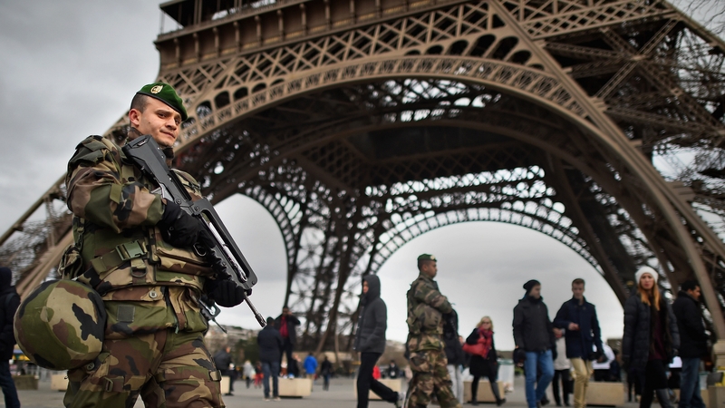 10,000 saighdiúir ar an airdeall ar fud na Fraince