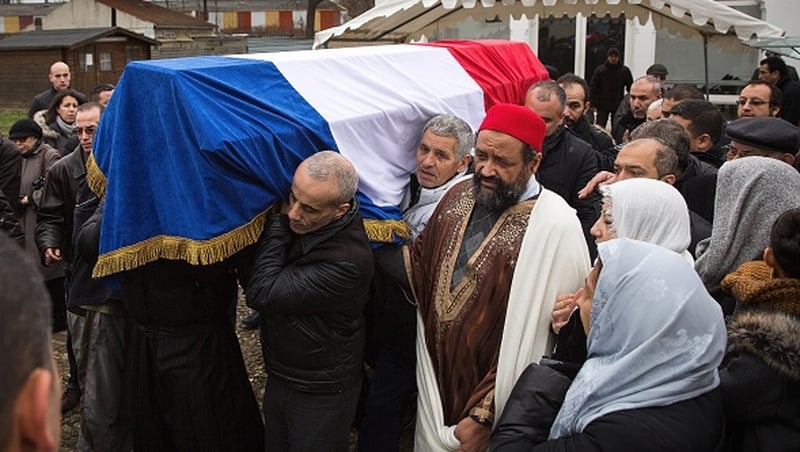 Cónra Ahmed Merabet, póilín moslamach, a cuireadh i reilig Bobigny