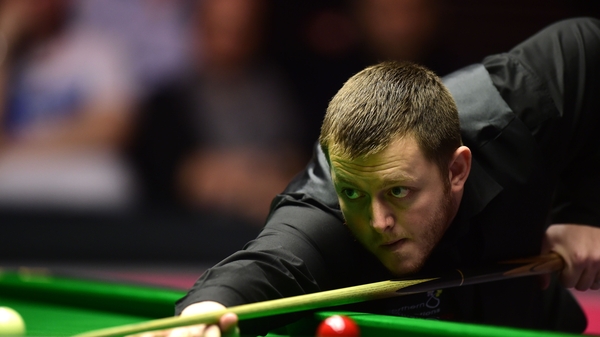 Mark Allen eyes a pot against Joe Allen