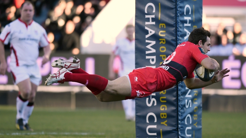 Toulon's Argentinian fly-half Nicolas Sanchez touches down