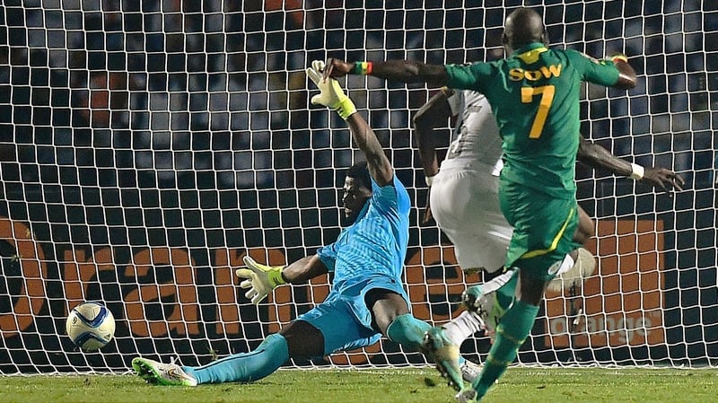 Moussa Sow (R) scores Senegal's winner deep in injury-time