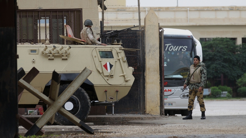 Suspected militants killed an army major and wounded six others at an army checkpoint in Rafah near the Gaza border
