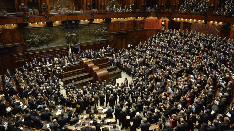 Politicians applaud the result in the Chamber of Deputies