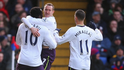 Aiden McGeady (c) congratulates goalscorer Romelu Lukaku