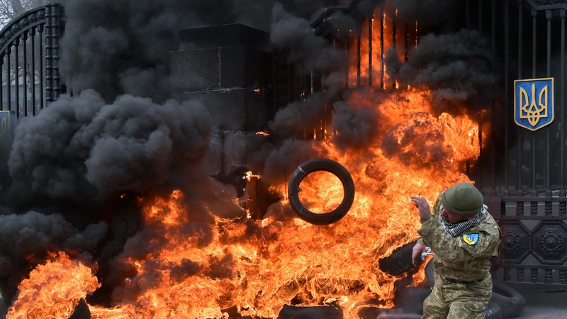 Fighters of the Aydar Ukrainian volunteer battalion burn tyres at the entrance to the Ukrainian Defence Ministry in Kiev