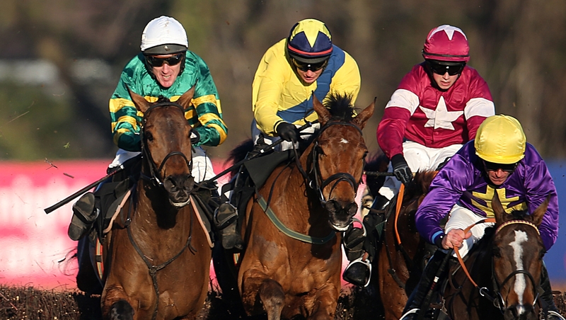 McCoy produced 4-1 chance Carlingford Lough (l) to perfection to get the better of a battle with Foxrock