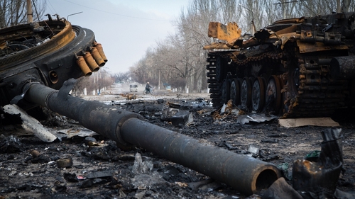 A destroyed tank in the town of Vuglegirsk