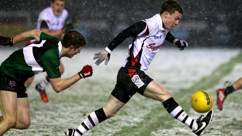 Queen's' Sean Warnock chases down Eunan Doherty of IT Sligo (r)