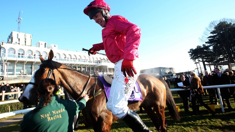 A beautifully judged ride from Paul Carberry saw Apache Stronghold claim the Floglas Novice Chase