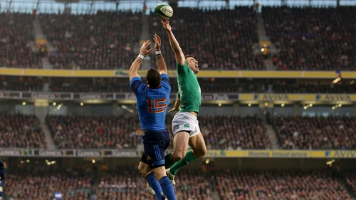 France's Scott Spedding and Ireland's Tommy Bowe contest a high ball at Aviva Stadium