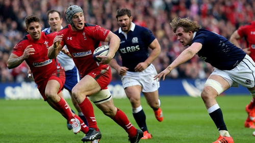 Jonathan Davies en route to scoring Wales' second try