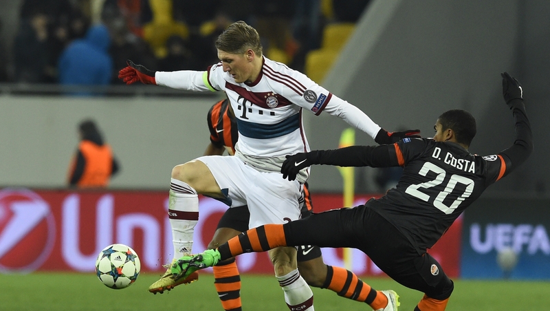 Shakhtar's Brazilian midfielder Douglas Costa (R) and Bayern's Bastian Schweinsteiger do battle in first leg