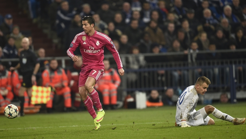 Cristiano Ronaldo plays the ball past Schalke's goalkeeper Timon Wellenreuther