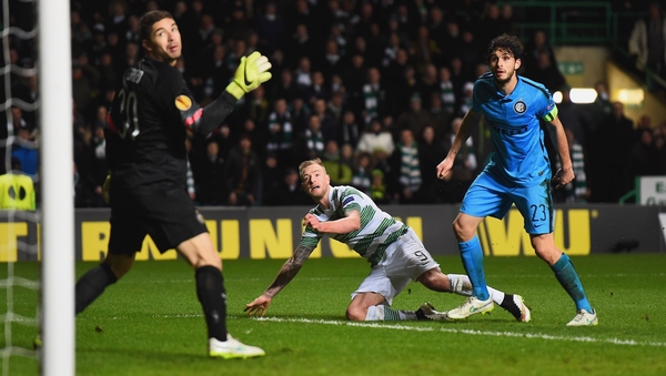 John Guidetti looks on with Juan Pablo Carrizo (L) and Andrea Ranocchia of Inter Milan (R) as he scores Celtic's third and equalising goal