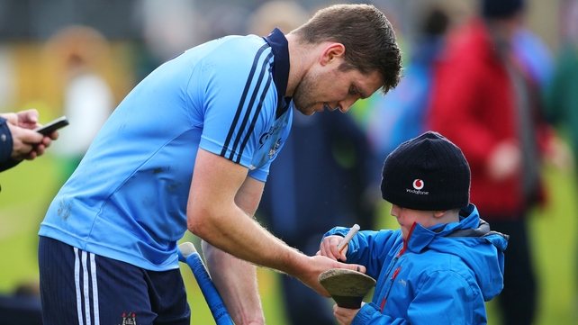 ... but still found time to ask this young fan for his autograph (we may have this backwards)