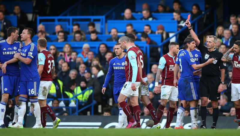 Referee Martin Atkinson shows the red card to Nemanja Matic of Chelsea (l)
