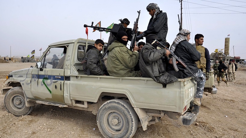 Volunteers from Iraqi Shia militia take up position near Tikrit city