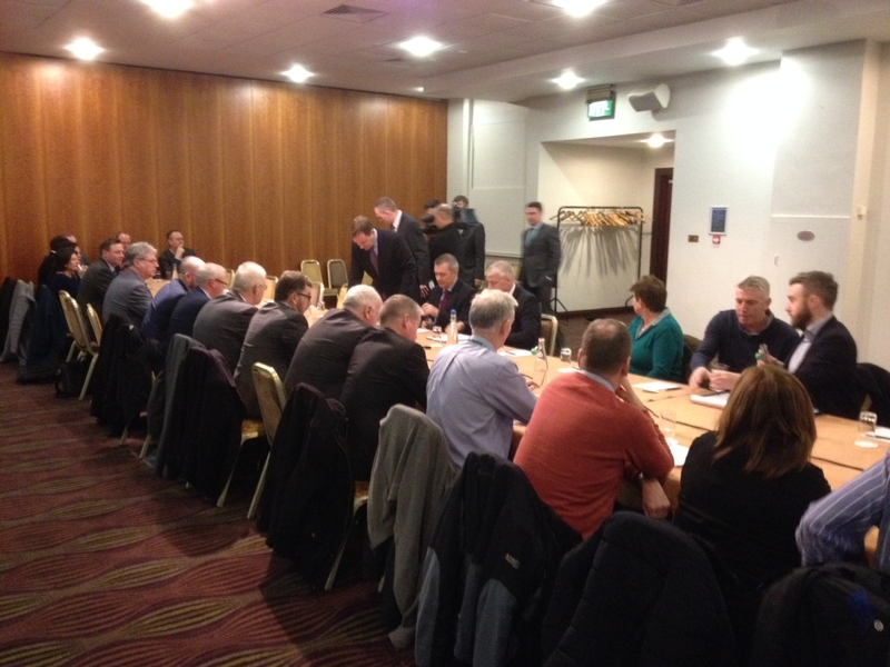 Cruinniú idir Willie Walsh IAG, bainistíocht Aer Lingus agus ceardchumainn i mBaile Átha Cliath ar maidin.