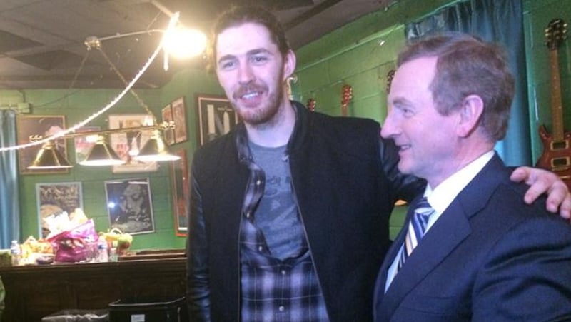 Hozier meets Enda Kenny backstage in Atlanta