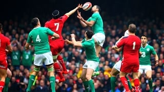 Sam Warburton and Rob Kearney contest a breaking ball