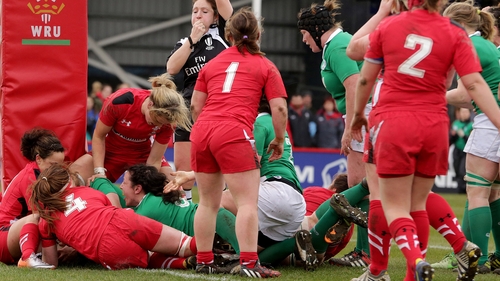 Paula Fitzpatrick scores Ireland's first try