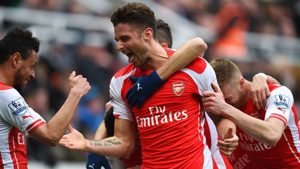 Giroud's brace keeps Arsenal's title bid on track