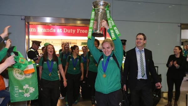 Rapturous welcome for women's rugby team