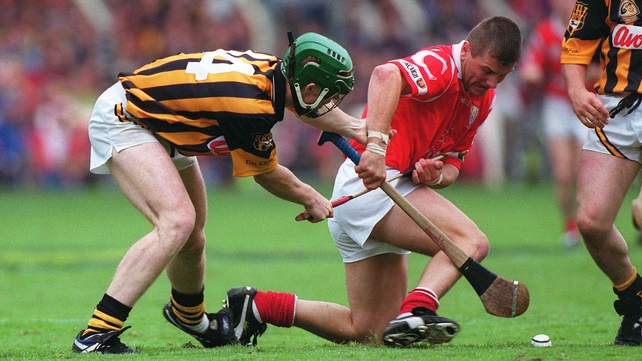 Henry Shefflin of Kilkenny battling with Cork's Diarmuid O'Sullivan during the 1999 All-Ireland SHC final
