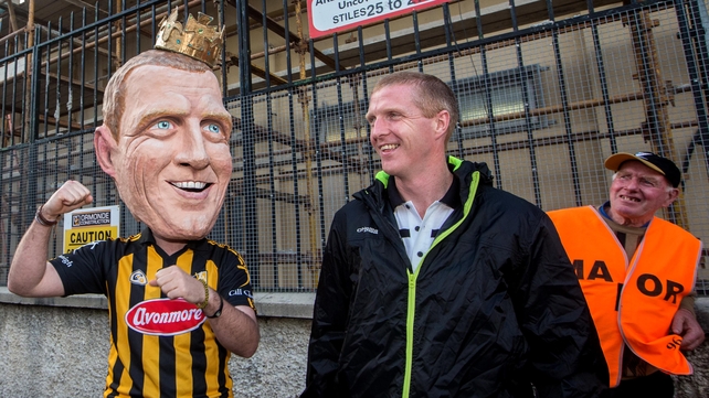 King Henry meets 'King' Henry Shefflin at the Kilkenny homecoming after their 2014 All-Ireland win