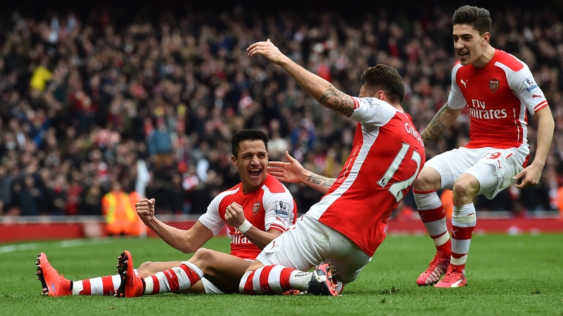 Alexis Sanchez (L) celebrates with his Arsenal team-mates after scoring their third goal