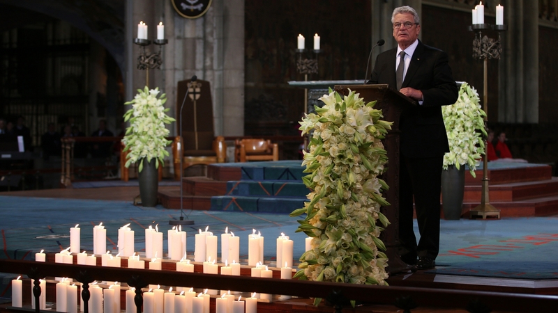 Uachtarán Joachim Gauck ag labhairt ag searmanas i gcuimhne ar mhairbh Germanwings i Cologne inniu.