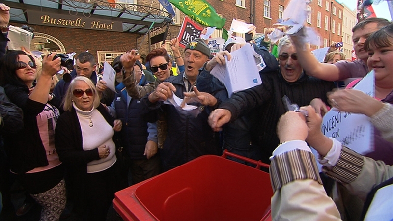 Many of the protesters brought Irish Water bills and there was a symbolic binning of bills outside the Dáil