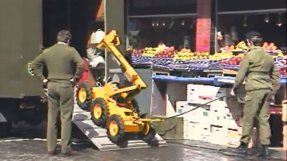 Army Bomb Disposal Team outside Dunne's Stores (1985)