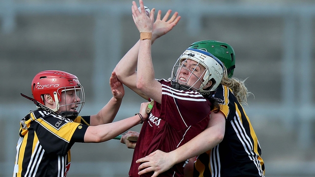 No hurley is no obstacle for Ailish O'Reilly of Galway as she vies with Edwina Keane and Jacqui Frisby of Kilkenny during the Irish Daily Star League Division 1 Semi-Final on Sunday
