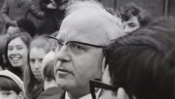Minister for Health William Morgan speaking about his resignation outside Stormont buildings on 26 January 1969.