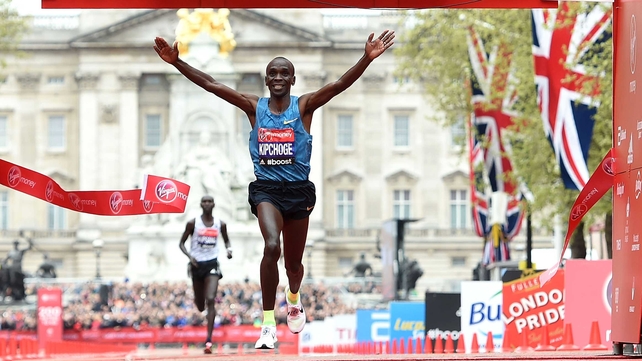 Kenya's Eliud Kipchoge celebrates after winning the London Marathon