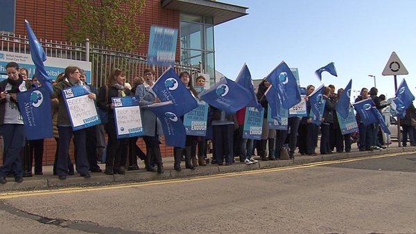 Midwives in Northern Ireland are calling for a 1% wage increase, which they say was given to their colleagues in the rest of the UK